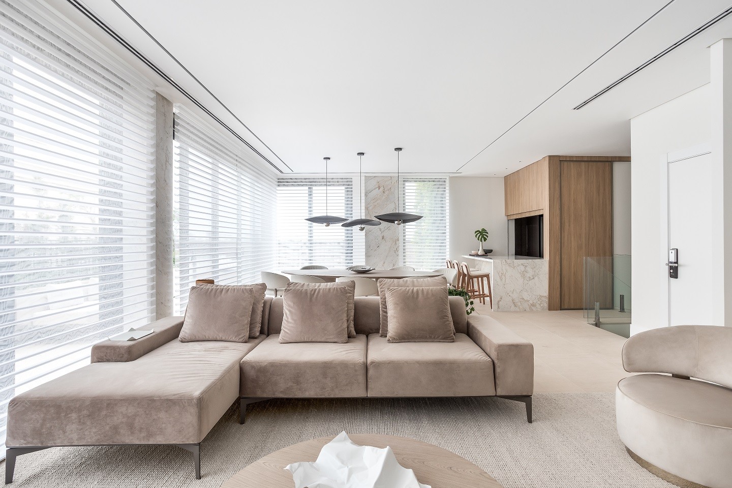 Apartamento de 270 m² tem tons sóbrios, elementos naturais e integração (Foto: Eduardo Macarios)