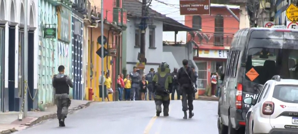 Esquadrão antibomba foi acionado após roubos a bancos em Santa Leopoldina, ES — Foto: Reprodução/TV Gazeta