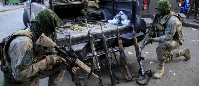 Armas, munição e drogas apreendidos pelo Bope na Rocinha  (Foto:  Uanderson Fernandes / Agência O Globo  )