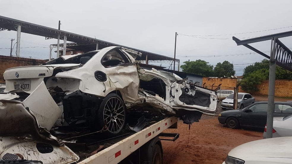 Polícia informou que havia pouca iluminação no local quando o carro capotou — Foto: J. Serafim/Divulgação