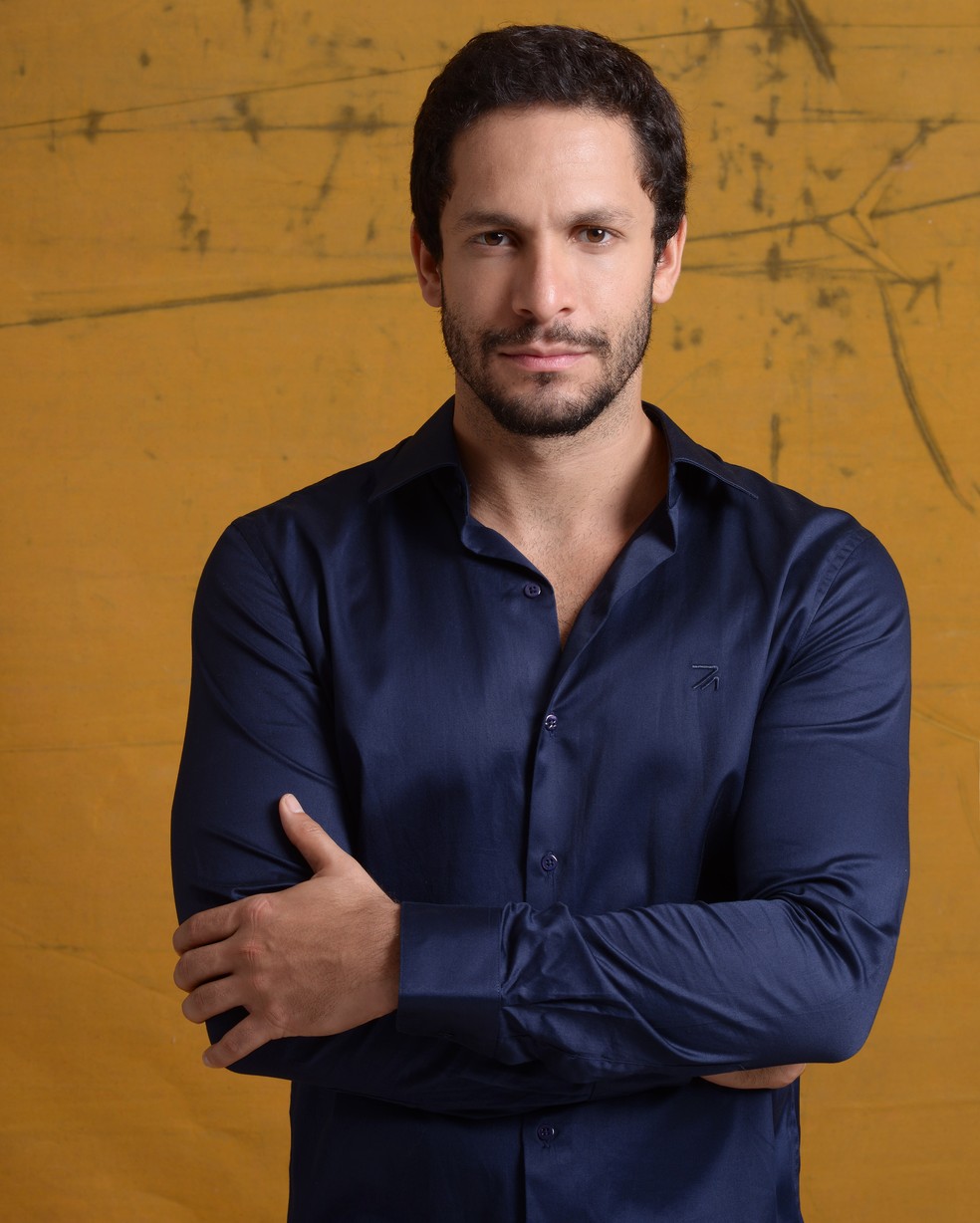 Rainer Cadete vai viver o conceituado fotógrafo de moda Téo, em 'A Dona do Pedaço' — Foto: Faya/Divulgação