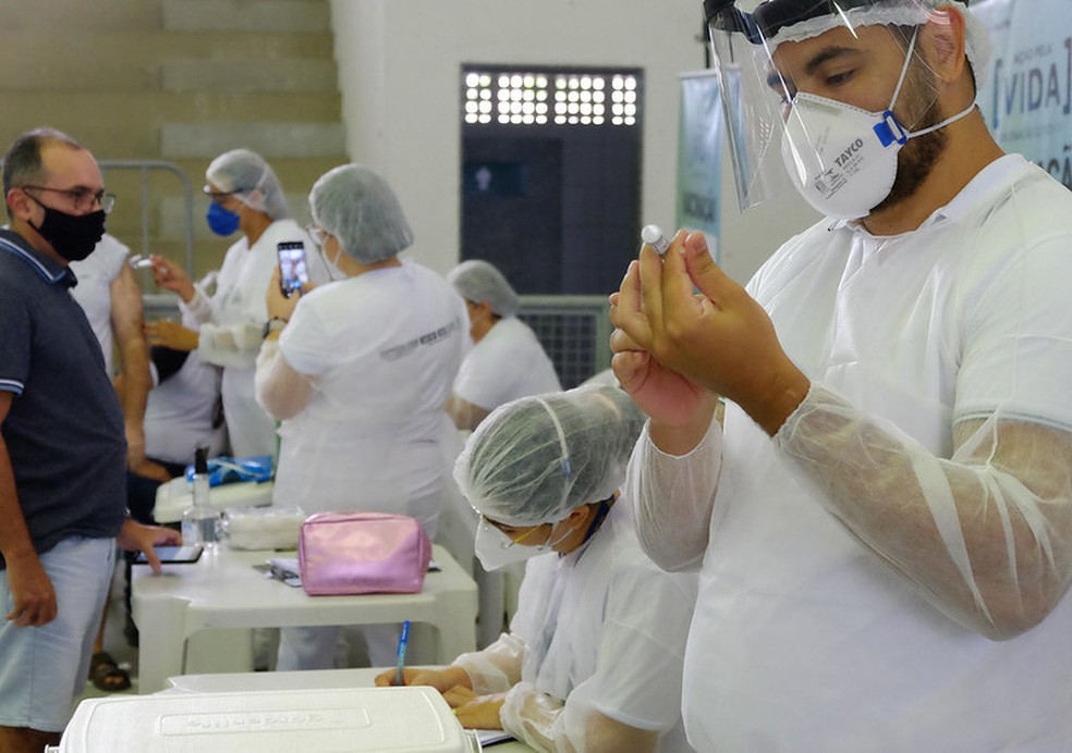 Mossoró vacina pessoas sem comorbidades a partir de 55 anos no domingo — Foto: Allan Phablo