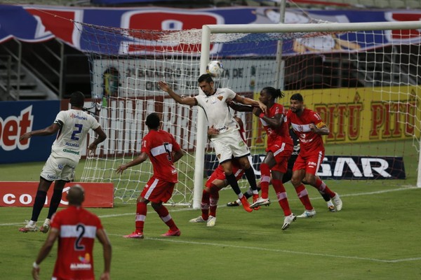 Fortaleza e CRB jogaram na quarta-feira pela Copa do Nordeste. CBF não se posicionou sobre uma possível suspensão da competição — Foto: Kid Júnior/SVM