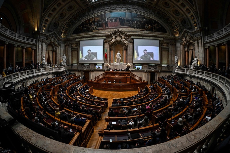 Parlamento de Portugal durante discurso do presidente da Ucrânia, Volodymyr Zelensky