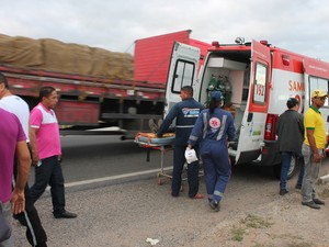 Duas ambulâncias do samu estiveram no local (Foto: Amanda Franco/ G1)