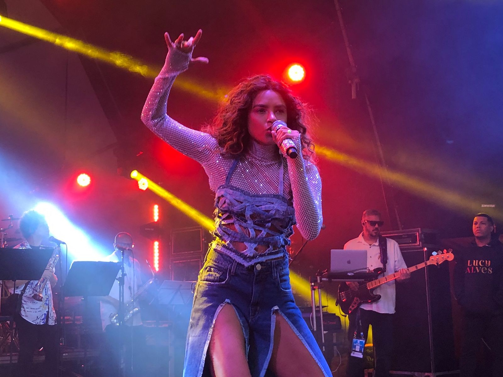 Lucy Alves injeta ritmos nordestinos em show com releituras de Tim Maia