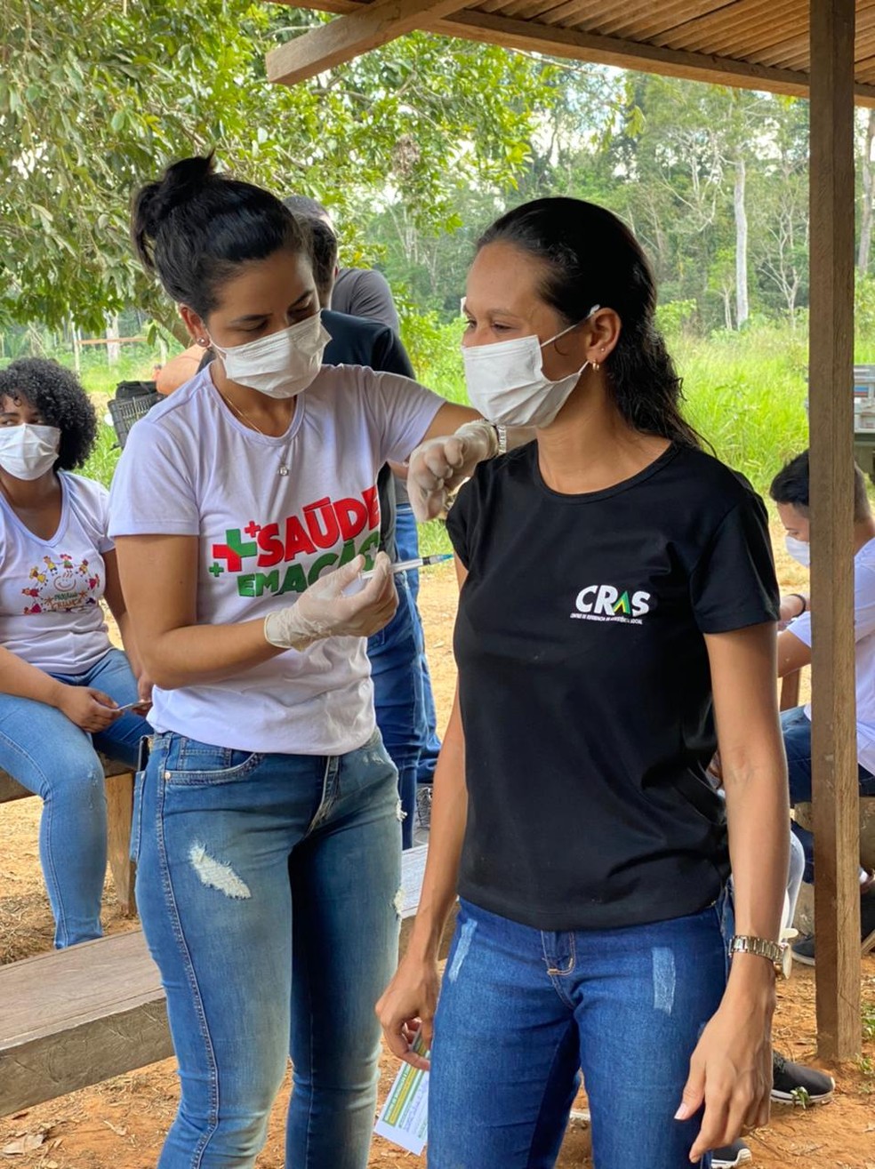 Ações de vacina também são oferecidas dentro da comunidade  — Foto: Amopreabe