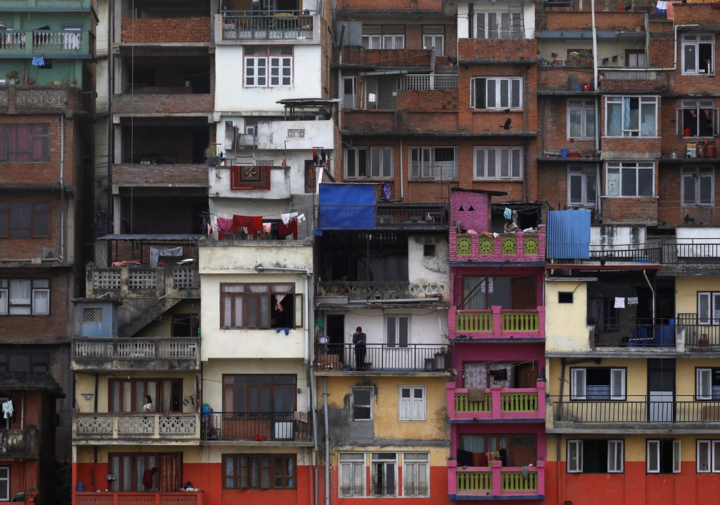 Um homem olha da varanda de sua casa enquanto bebe chá em  em Kathmandu, no Nepal, após o isolamento imposto pelo governo para evitar propagação do surto de doença por coronavírus (COVID-19) — Foto: Navesh Chitrakar/Reuters