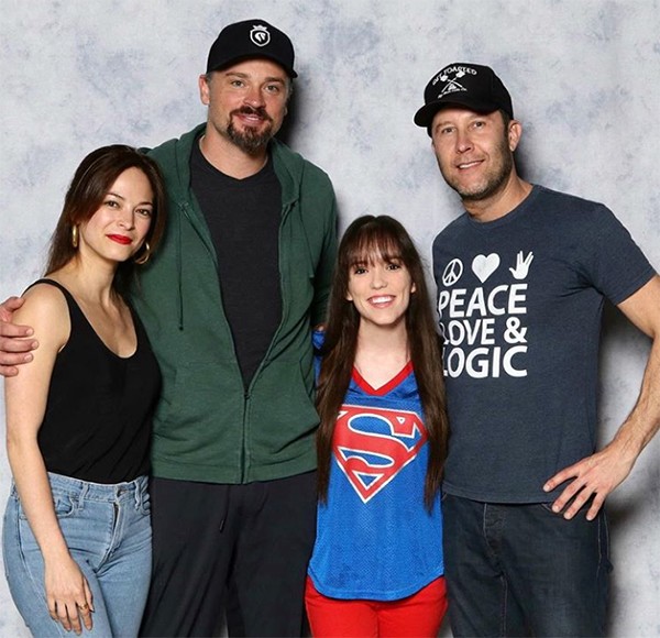 Kristin Kreuk, Tom Welling e Michael Rosenbaum posam com uma fã de 'Smallville' em evento (Foto: Instagram)