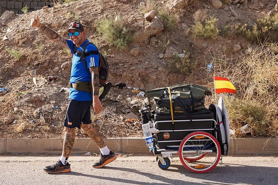 Santiago Sánchez estava viajando a pé da Espanha para o Catar, onde queria acompanhar a Copa do Mundo