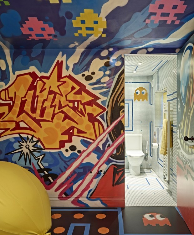 A área externa do banheiro ganhou grafite para ajudar na imersão do tema de Pac-Man (Foto: Nick Smith / Reprodução )
