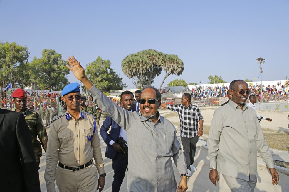 O presidente da Somália, Hassan Sheikh Mohamud, lidera uma manifestação no estádio Banadir, Mogadíscio, quinta-feira, 12 de janeiro de 2023. — Foto: AP Photo/Farah Abdi Warsameh