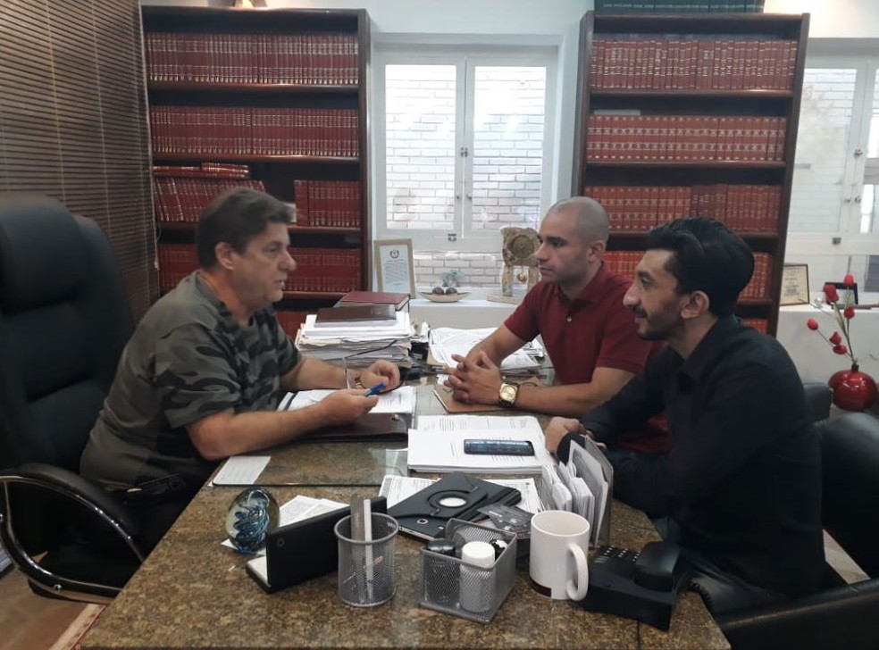 Advogado JosÃ© Beraldo se reuniu com o soldado Leandro Prior e Agripino MagalhÃ£es, ativista LGBTI. (Foto: JosÃ© Beraldo/Arquivo Pessoal)