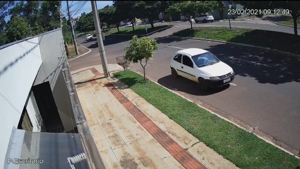 Câmera de segurança flagra carro utilizado em roubo em Campo Grande; imagem ajudou polícia a chegar aos suspeitos — Foto: BPMChoque/Divulgação
