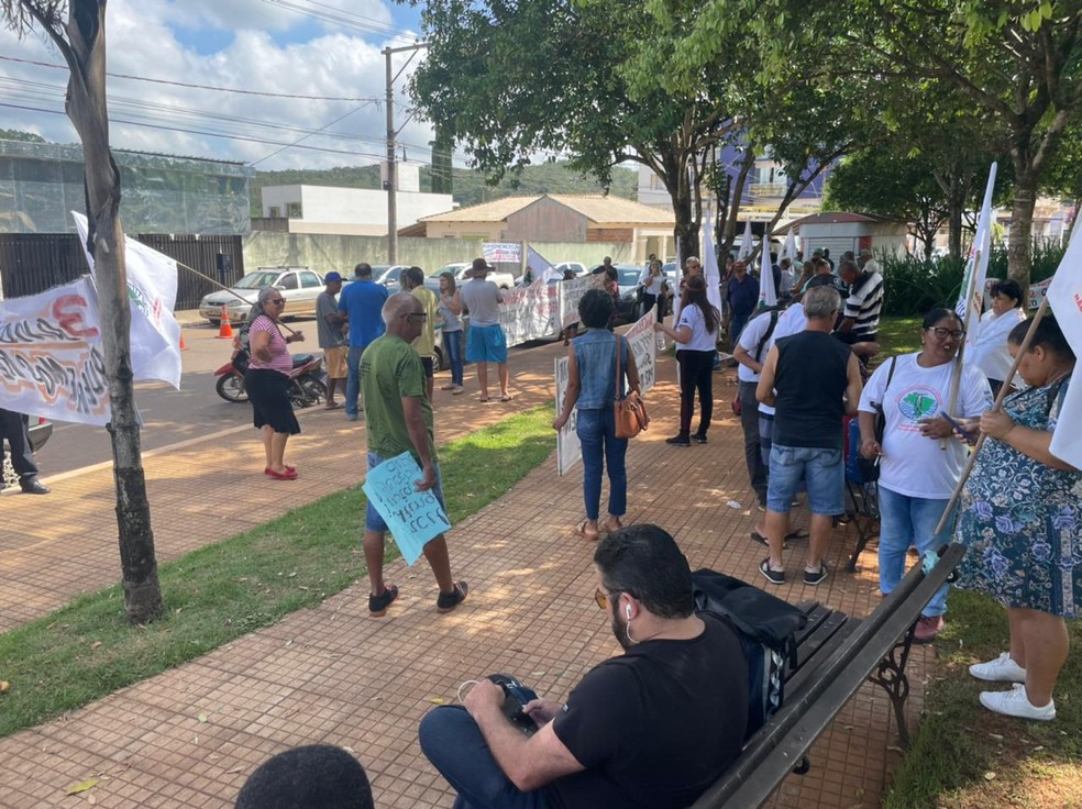 Movimento dos Atingidos por Barragens fazem manifestação na praça do centro de Itatiaiuçu — Foto: Redes Sociais/Reprodução
