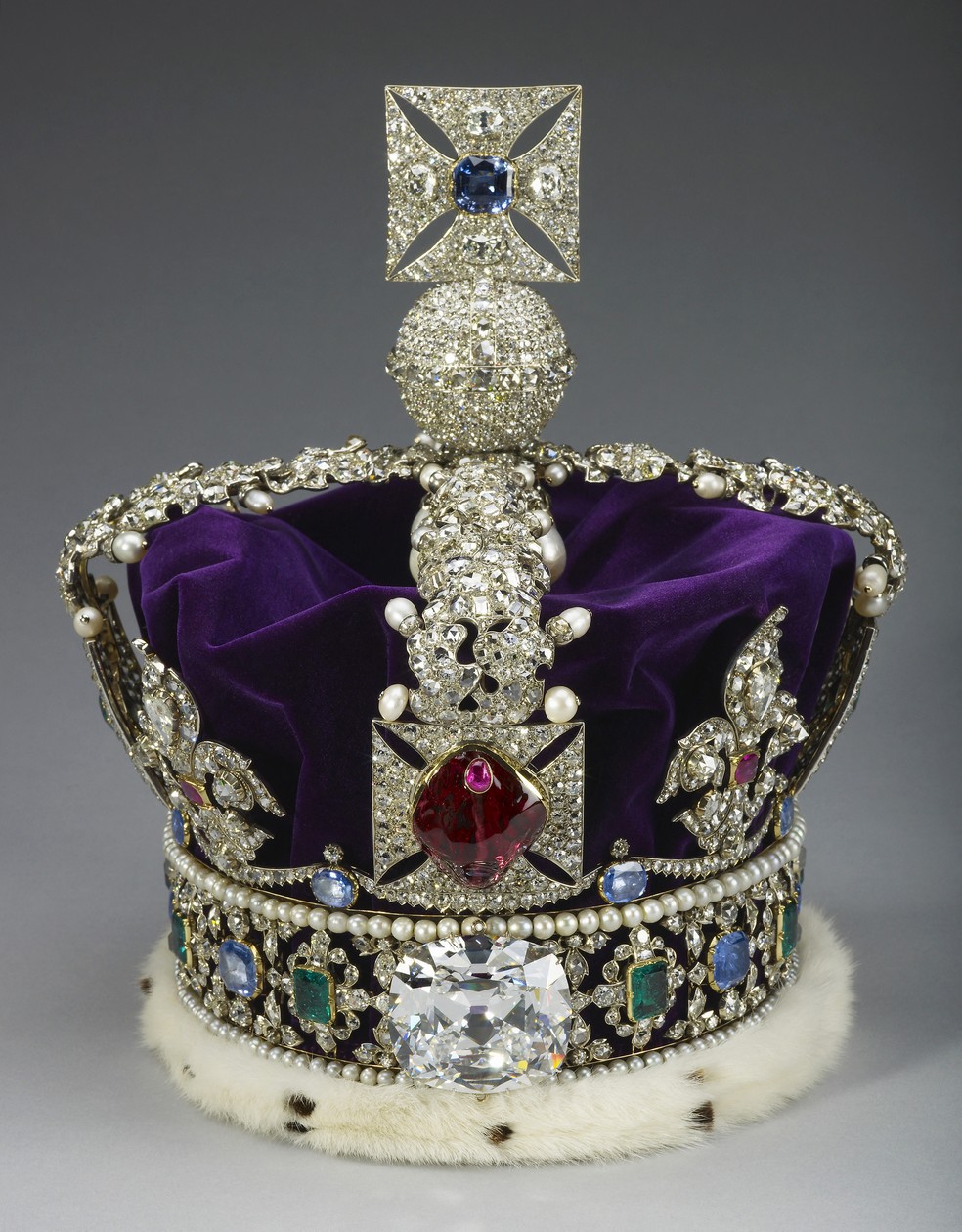 Foto sem data mostra a Coroa do Estado Imperial, que vai ser usada pelo rei Charles III após a coroação, marcada para 6 de maio de 2023 — Foto: Divulgação/Palácio de Buckingham via AFP