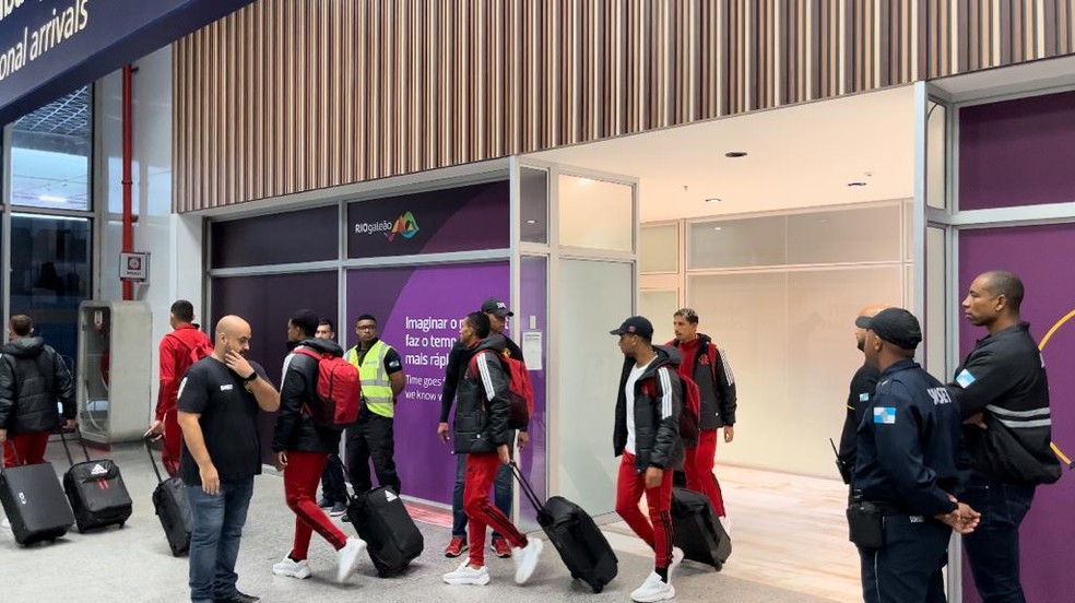 Flamengo desembarca no Rio ap&oacute;s o Mundial &mdash; Foto: Thayuan Leiras / ge