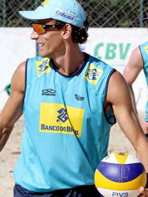 Alison e Emanuel vôlei de praia treino (Foto: Alexandre Arruda / CBV)