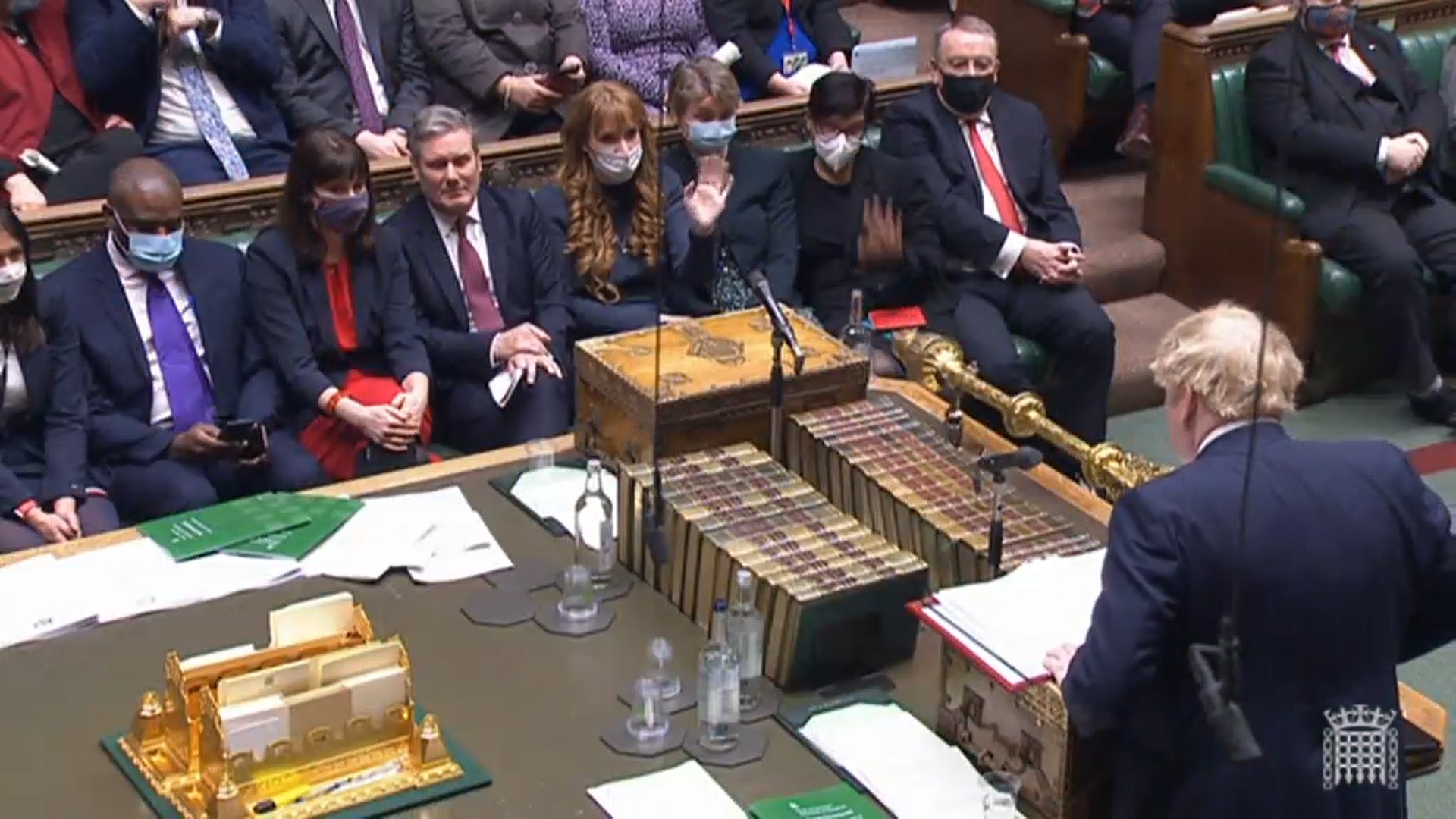 A deputada inglesa Angela Rayner com a mão levantada, pedindo a palavra, durante passagem de Boris Johnson pelo parlamento britânio (Foto: Getty Images)