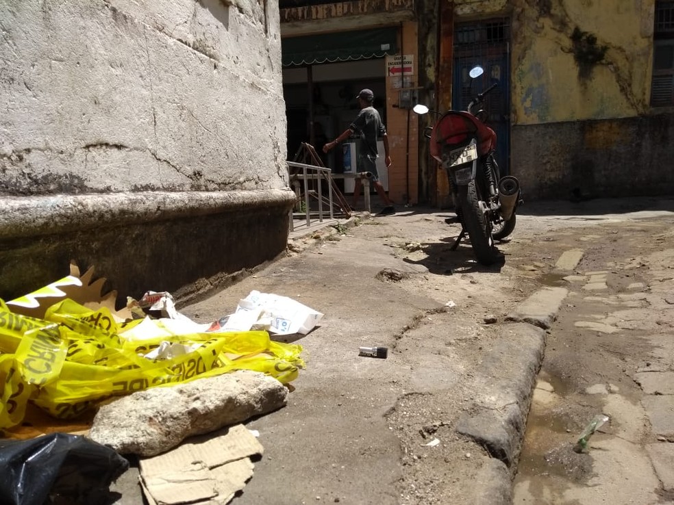 Segundo testemunhas, local da morte de moradora de rua é usado como ponto de consumo de drogas, no Centro do Recife — Foto: Wagner sarmento/TV Globo