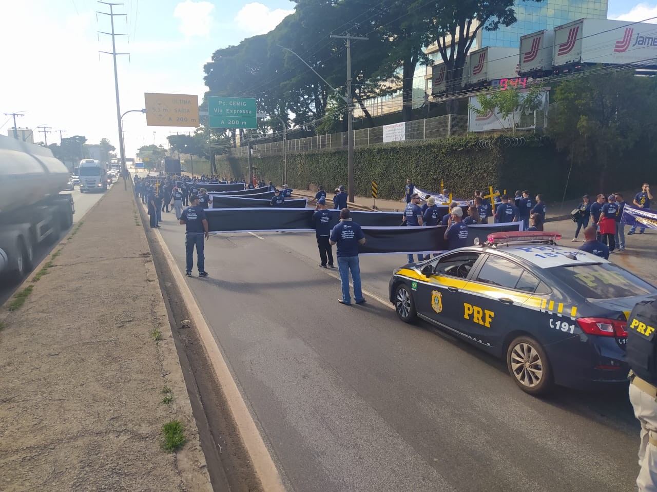 Policiais rodoviários federais fazem protesto na Grande BH, com interdição da BR-381 pela manhã
