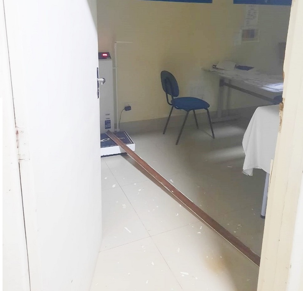 Confusão entre acompanhantes de paciente e funcionários causou estragos no Hospital Regional de Augustinópolis — Foto: Divulgação