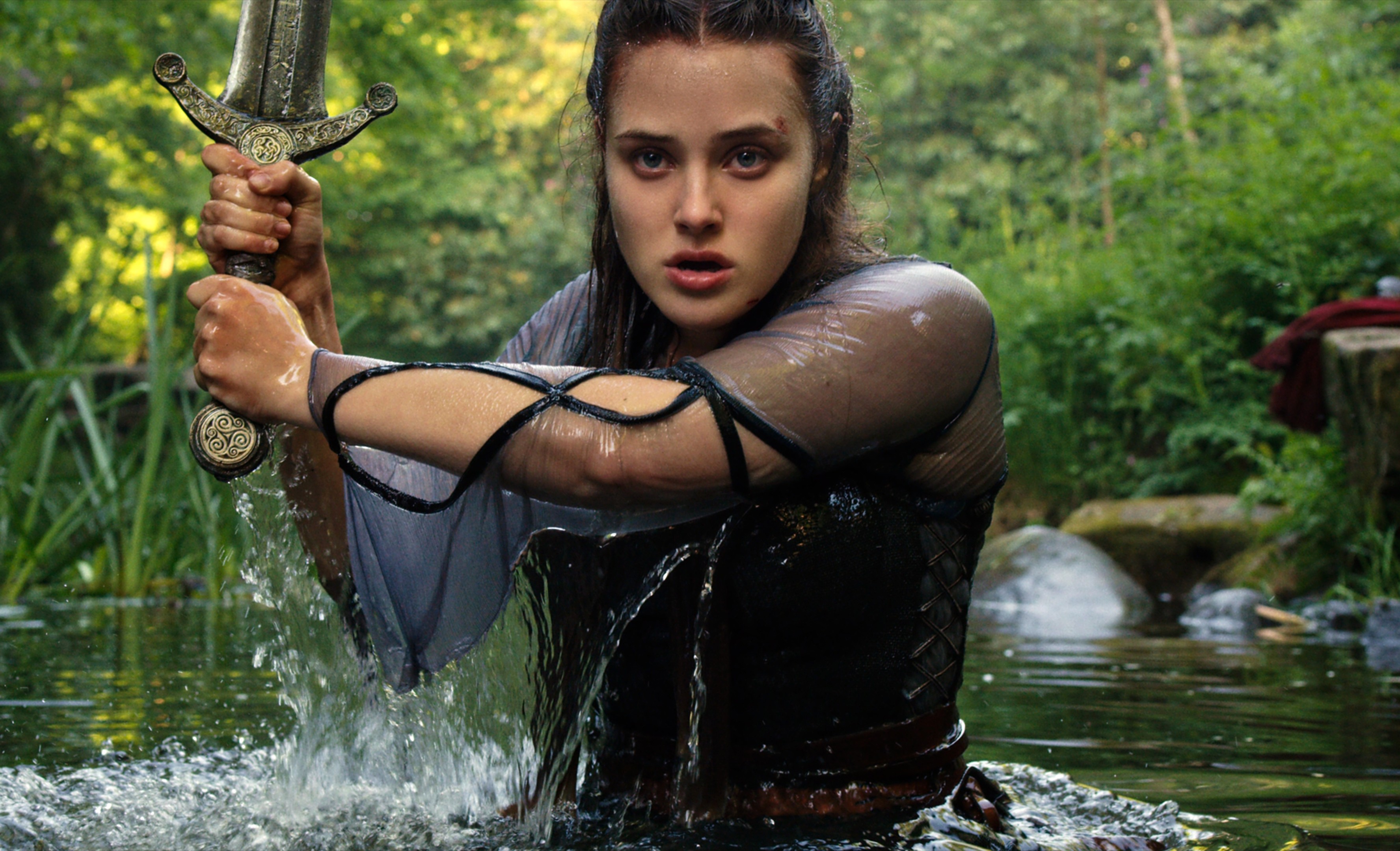 Katherine Langford interpreta Nimue, protagonista de Cursed - A Lenda do Lago (Foto: Divulgação/Netflix)