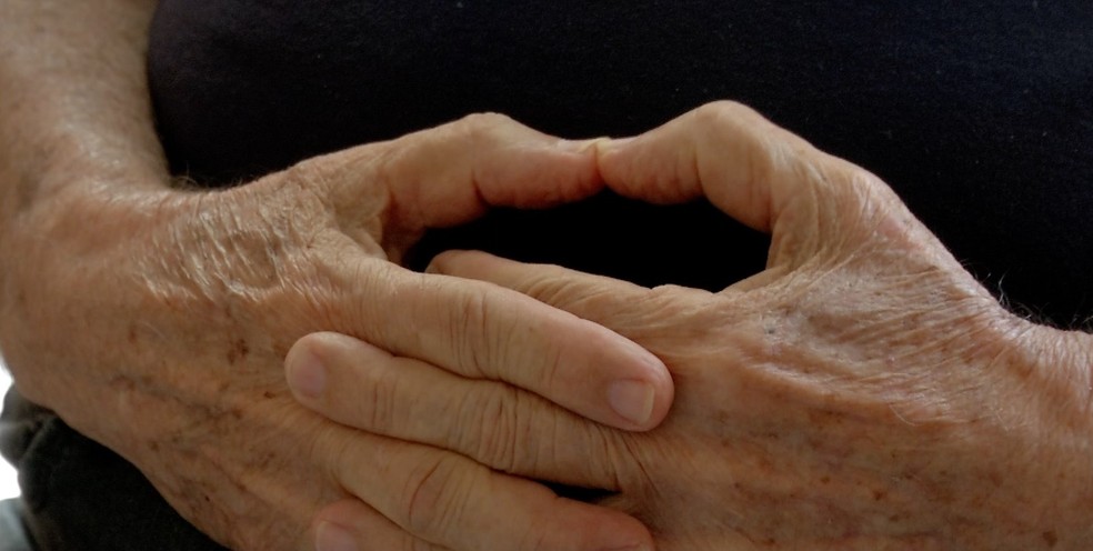 Vítima chegou a entregar o cartão para suposto funcionário, mas depois foi alertado sobre o golpe e fez o bloqueio — Foto: TVCA/Reprodução