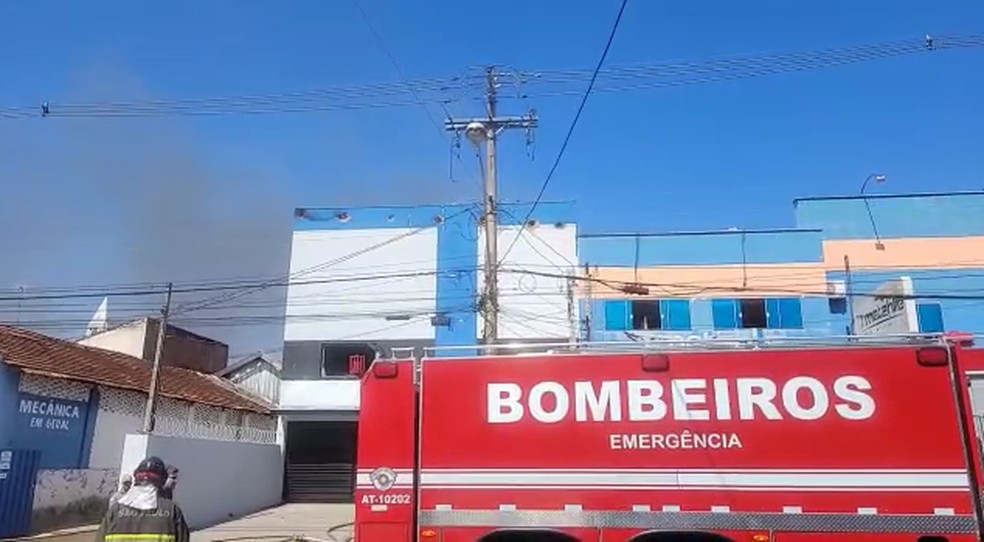 Incêndio destrói galpão de peças de automóveis no Centro de Bauru — Foto: Defesa Civil/Reprodução