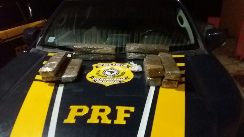 Segundo PRF, mulher receberia R$ 1.500,00 pelo transporte da droga (Foto: PRF / Divulgação)