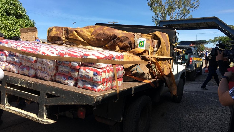 Caminhão carregado com ajuda humanitária do Brasil chega a fronteira da Venezuela — Foto: Emily Costa/G1 Roraima