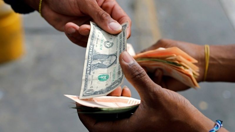 BBC Notas de dólar de baixo valor são escassas na Venezuela. (Foto: Reuters via BBC)