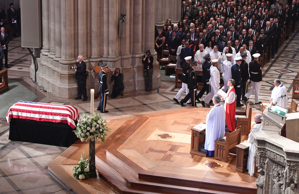 Amigos e familiares fazem homenagem ao senador John McCain na Catedral Nacional de Washingtonm, nos EUA, neste sábado (1º)  (Foto: Saul Loeb / AFP)