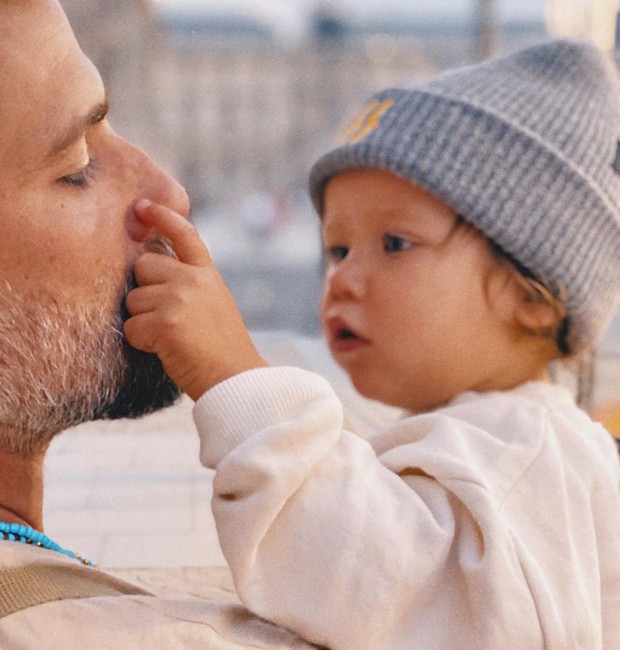 Bruno Gagliasso e o filho caçula, Zyan (Foto: Reprodução / Instagram)