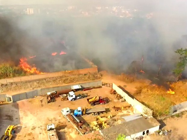 Imagens feitas pela TV Clube mostram incêndio na Zona Leste de Teresina  (Foto: Reprodução/TV Clube)
