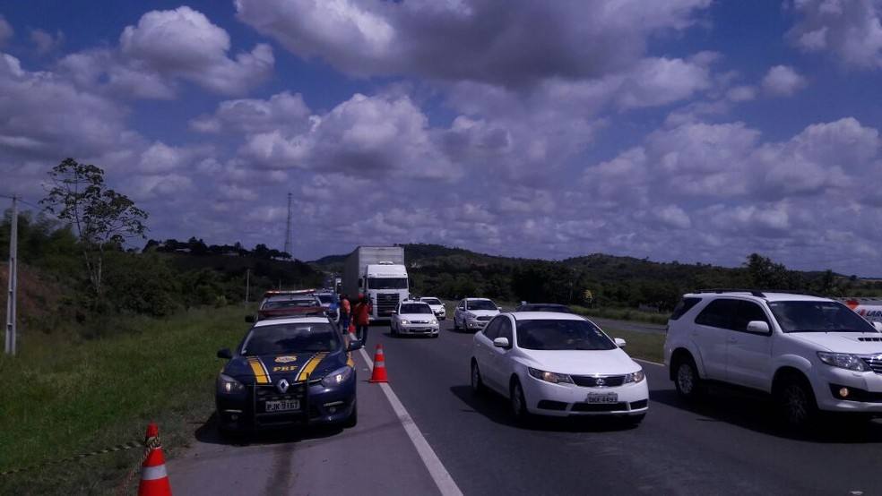 Trânsito ficou lento na BR-324 por causa de acidente  (Foto: Vanderson Nascimento/ TV Bahia)