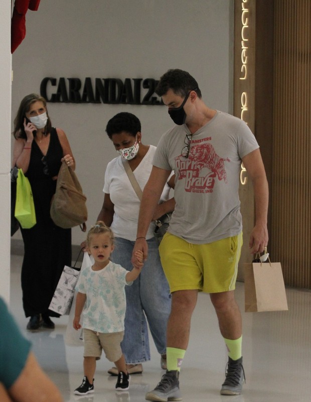 Carmo Dalla Vecchia vai às compras com o filho, Pedro (Foto: Adão/AgNews)