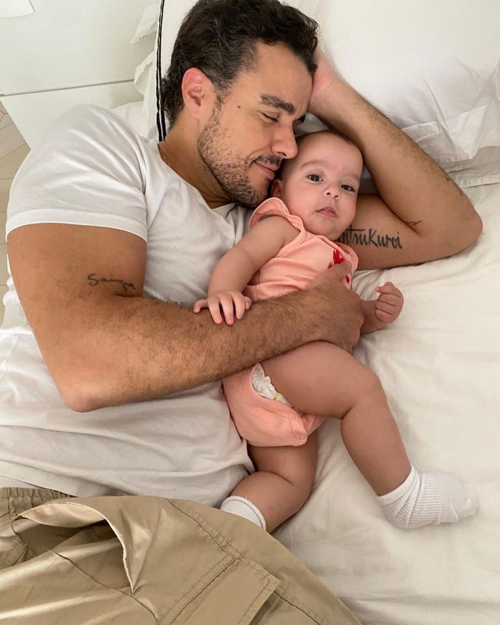 Joaquim Lopes apareceu grudadinho com Sophia, uma de suas gêmeas, e refletiu sobre o primeiro natal com elas e sem o pai — Foto: Reprodução / Instagram