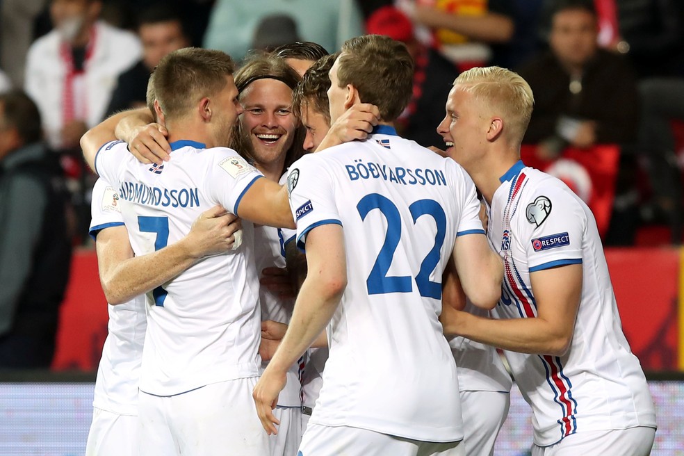 Árnason (de frente) é festejado durante o terceiro gol da Islândia sobre a Turquia (Foto: Reuters)