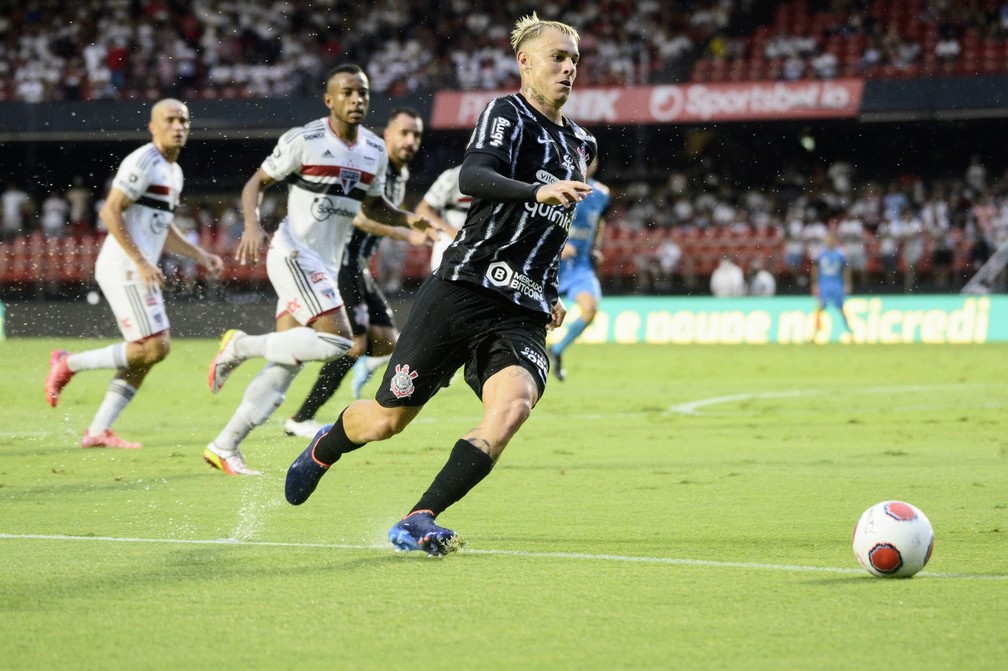 Após estreia, Vítor Pereira tem missão no Corinthians: mudar o posicionamento de Róger Guedes