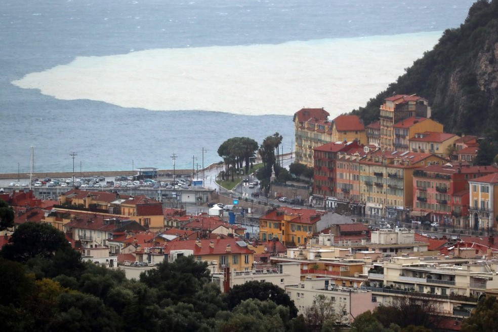 Em Nice, no Sul da França, chuvas fizeram com que uma enorme onda de água doce dos rios transbordados desaguasse no mar — Foto: Valery Hache/AFP