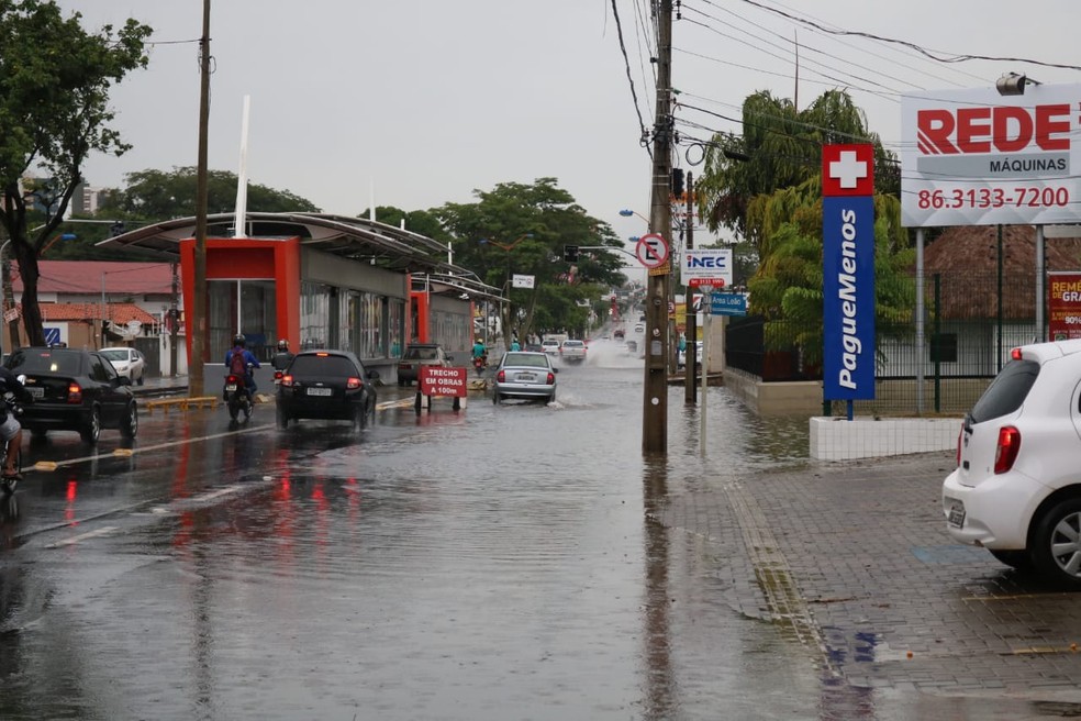 Ruas ficaram alagadas após a chuva em Teresina — Foto: Lucas Pessoa/G1