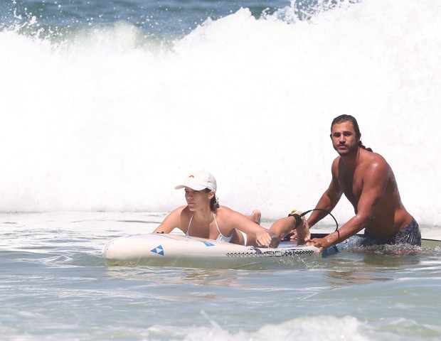 Isabella Santoni divide prancha de surfe com namorado no Rio (Foto: Dilson Silva/Agnews)