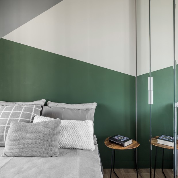55 m² com cinza, verde e muito estilo para um casal  (Foto: FOTOS EDUARDO MACARIOS)