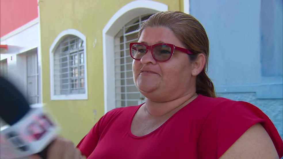 Carla Accioly afirmou que sentiu falta de ar após trabalhar como voluntária na ação contra o óleo em São José da Coroa Grande, em Pernambuco — Foto: Reprodução/TV Globo