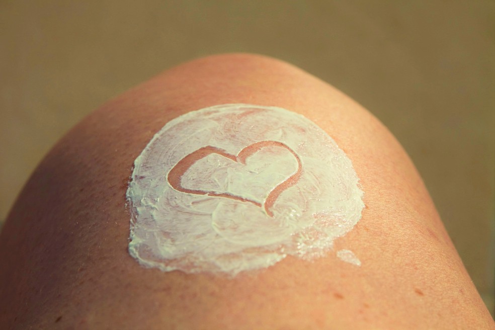 Uso do protetor solar ajuda a prevenir doenças de pele — Foto: Pixabay/Divulgação