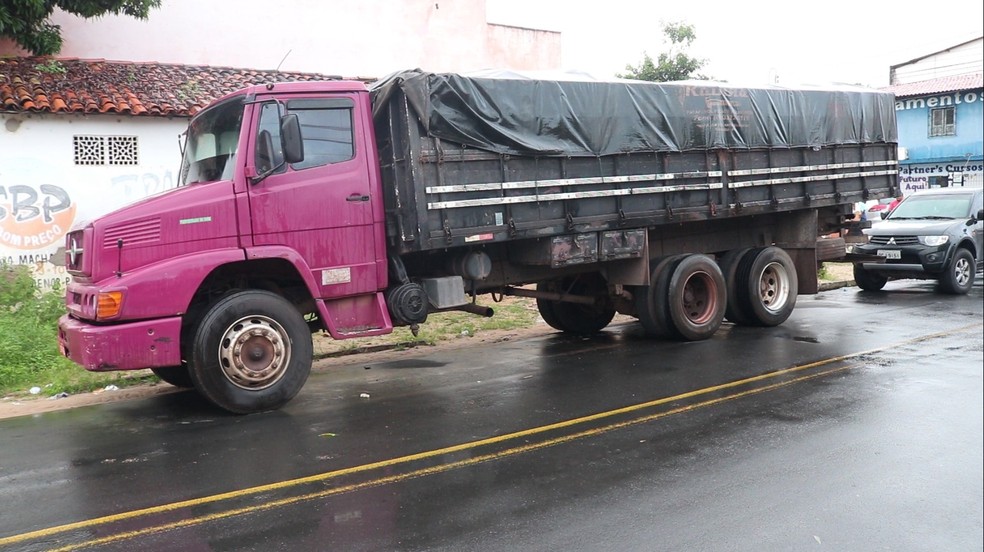 Caminhões utilizados para o transporte ilegal de madeira foram apreendidos — Foto: Reprodução/TV Clube