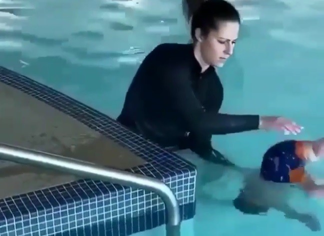 Bebê cai na água de cabeça para baixo (Foto: Reprodução/Instagram/Pensil Berkata)