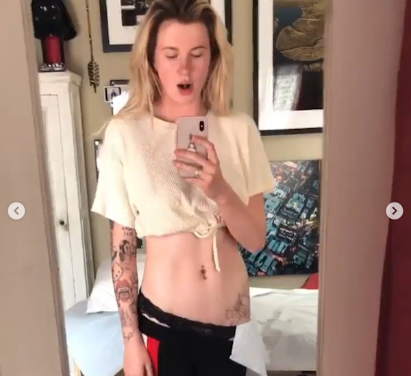 A modelo Ireland Baldwin mostrando a tatuagem em seu quadril  (Foto: Instagram)
