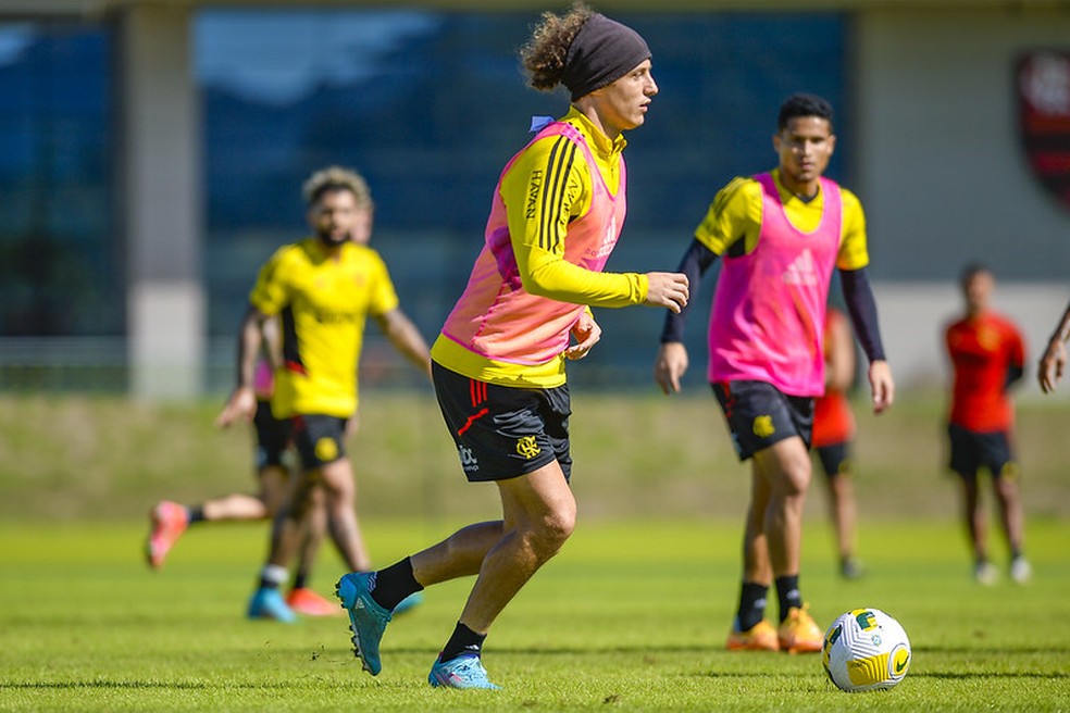 David Luiz em treinamento nesta segunda-feira no CT &mdash; Foto: Marcelo Cortes / CRF